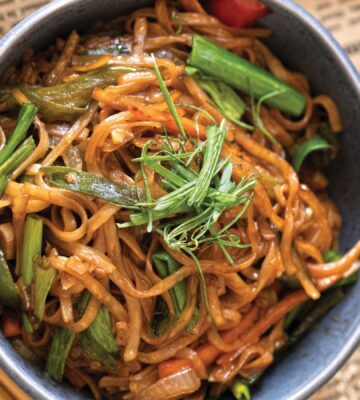A bowl of easy vegan drunken noodles
