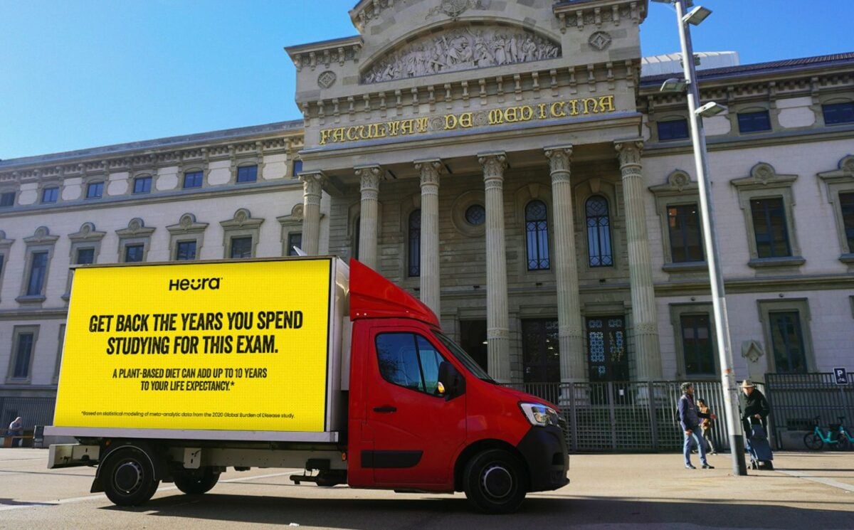 Heura's campaign van outside the Barcelona Faculty of Medicine