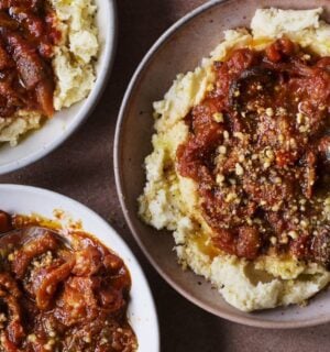 rainy day vegan dinner ideas, 10 recipes including this pulled aubergine and hummus mash dish