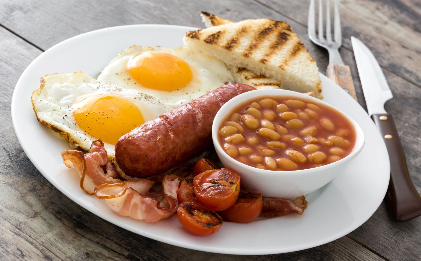 An English breakfast fry up which features sausages and eggs