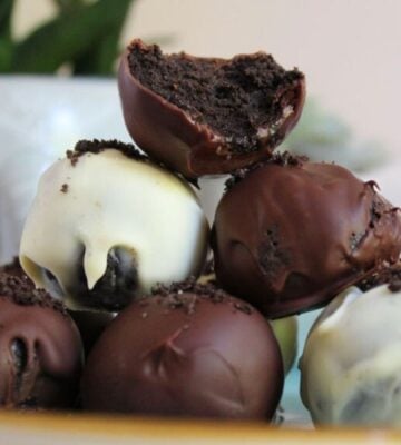 A pile of dark and white 3-ingredient vegan Oreo balls