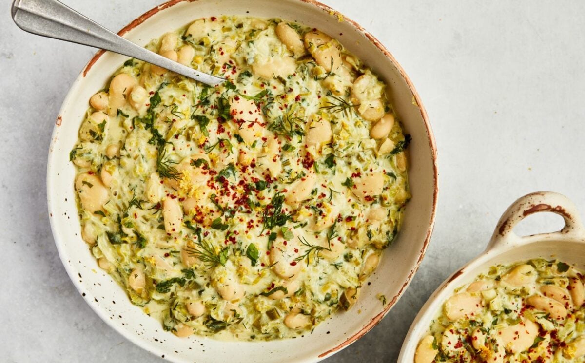 rainy day vegan dinner ideas a picture of creamy lemon and herb beans with garlic and nutritional yeast