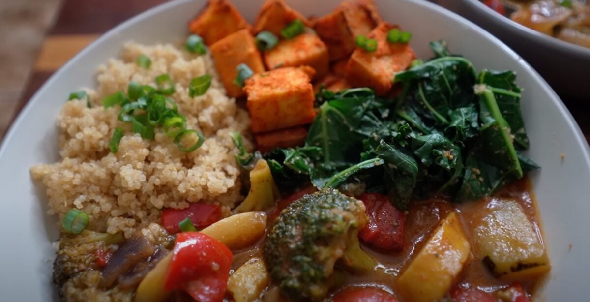 A vegan red curry, a high-protein plant-based meal to build muscle