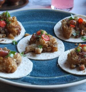 Five curried cauliflower and apple mini tacos