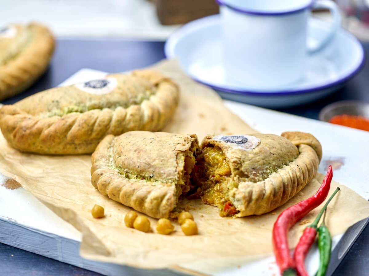 Keralan Cauliflower, Chickpea & Onion Bhaji Pasty