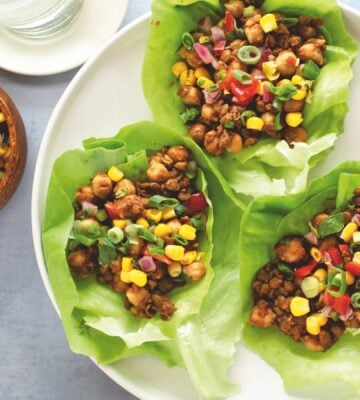 chickpea and veggie pita pockets with bell pepper and spinach