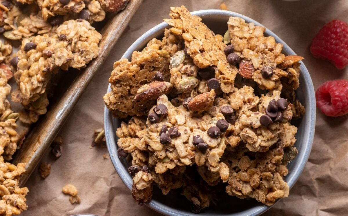 2025 plant-based breakfast ideas with oatmeal granola