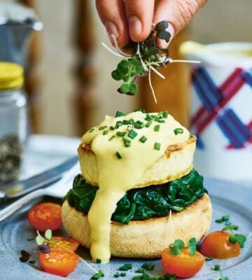 tofu benedict with spinach and vegan Hollandaise sauce