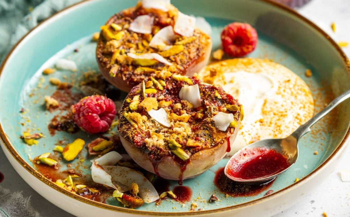 Vegan grilled peaches with a cream and biscuit topping