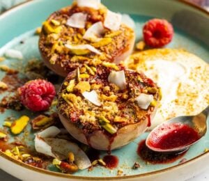 Vegan grilled peaches with a cream and biscuit topping