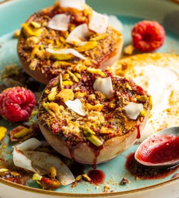 Vegan grilled peaches with a cream and biscuit topping