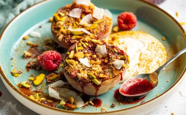 Vegan grilled peaches with a cream and biscuit topping