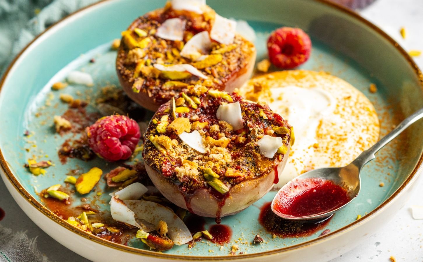 Vegan grilled peaches with a cream and biscuit topping