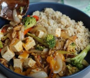 A tofu stir fry with vegetables and brown rice, a high fiber recipe
