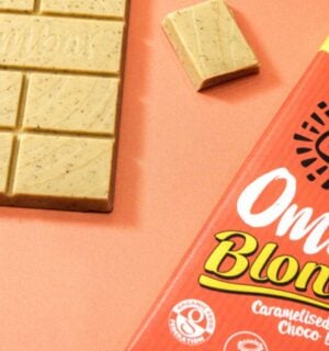 Photo shows the Ombar Blonde chocolate bar with it's packaging (right) and without (left)