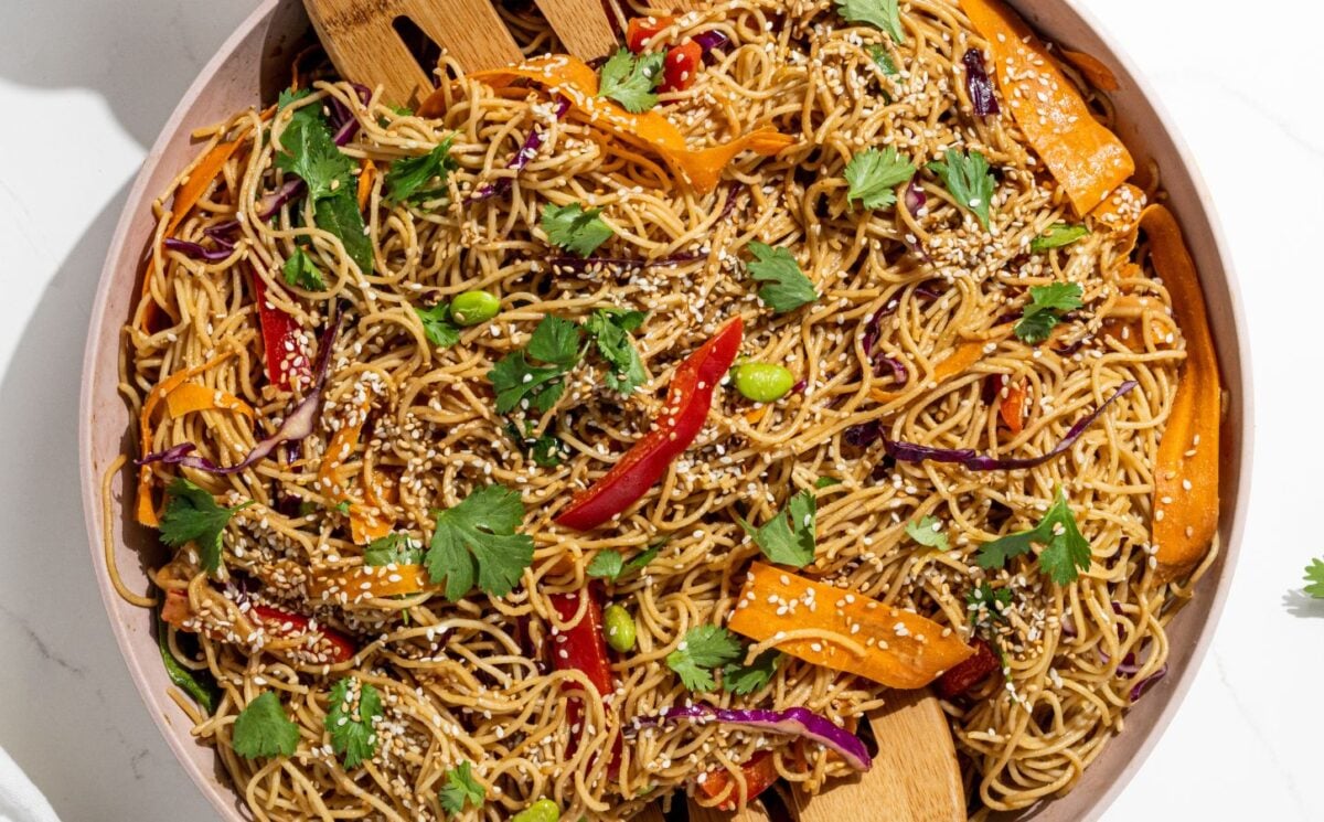 a picture of rainbow peanut noodles made with spinach, edamame, red bell pepper, and peanut sauce for vegan savory peanut butter recipes
