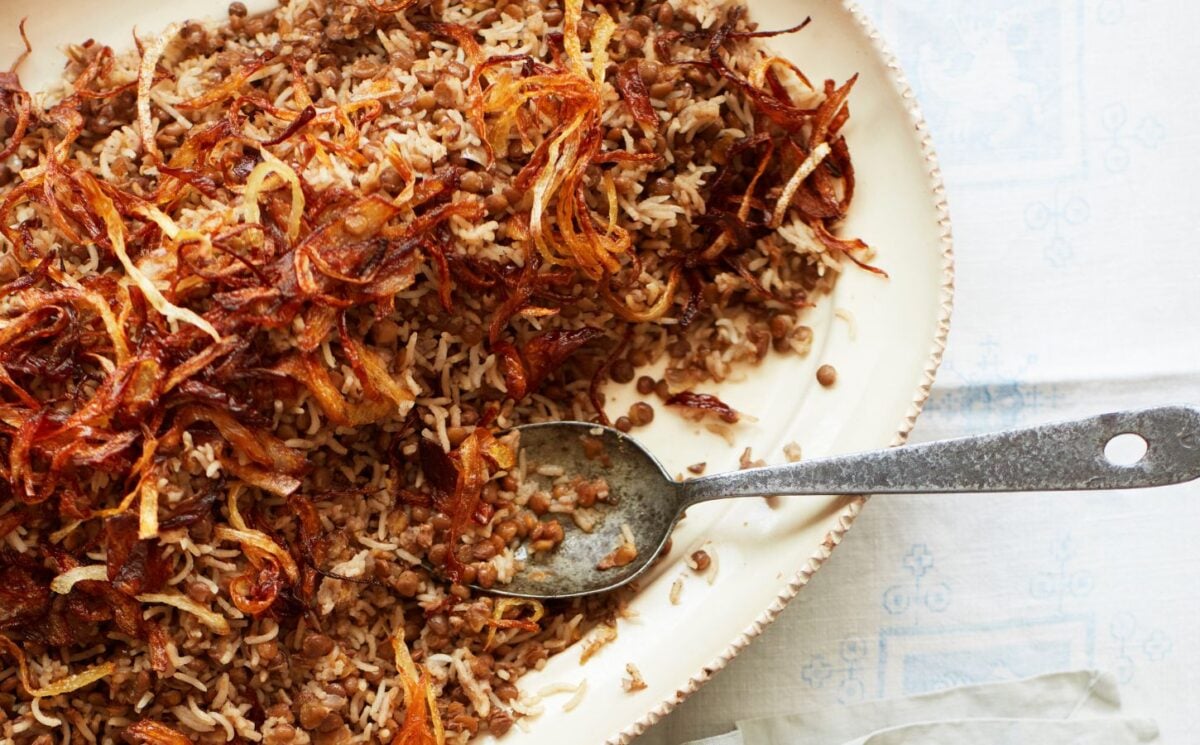 a bowl of lentils and rice with caramelized onions to share for vegan lentil recipes to make in summer