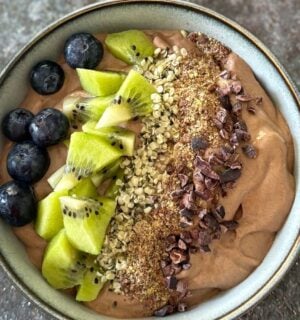 A vegan chocolate smoothie bowl featuring fresh fruit