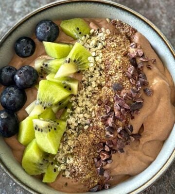 A vegan chocolate smoothie bowl featuring fresh fruit