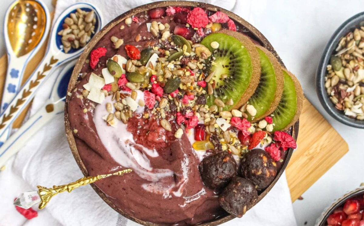 chocolate berry ginger ninja vegan smoothie bowl breakfasts