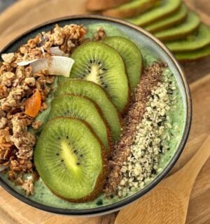 A green smoothie bowl with fruit and granola for vegan smoothie bowl breakfasts