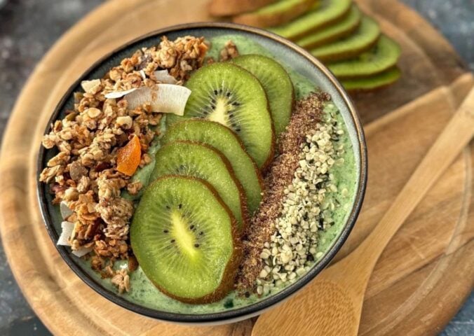 A green smoothie bowl with fruit and granola for vegan smoothie bowl breakfasts