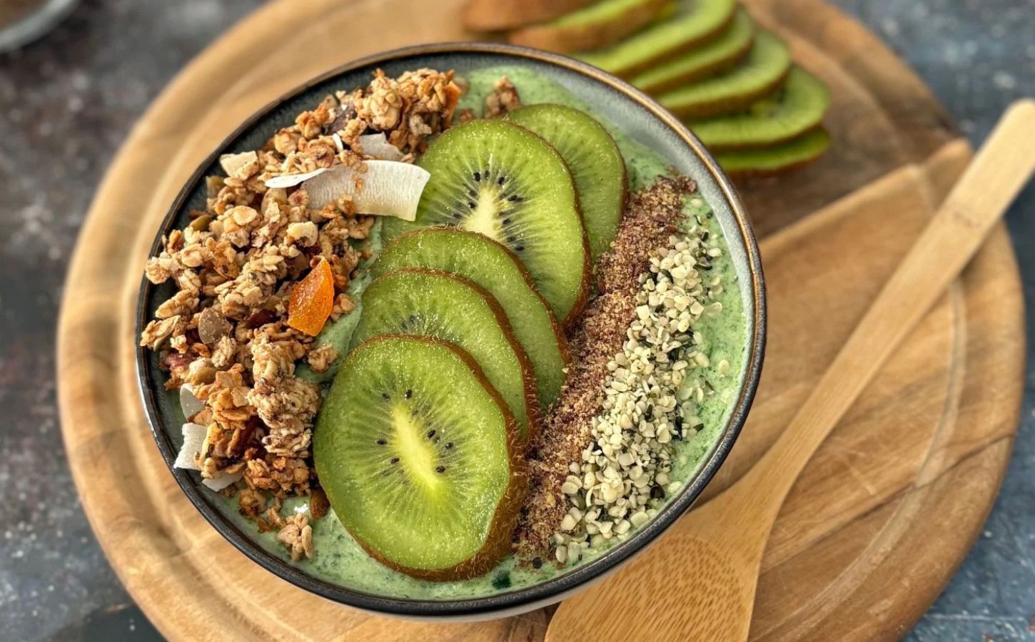 A green smoothie bowl with fruit and granola for vegan smoothie bowl breakfasts