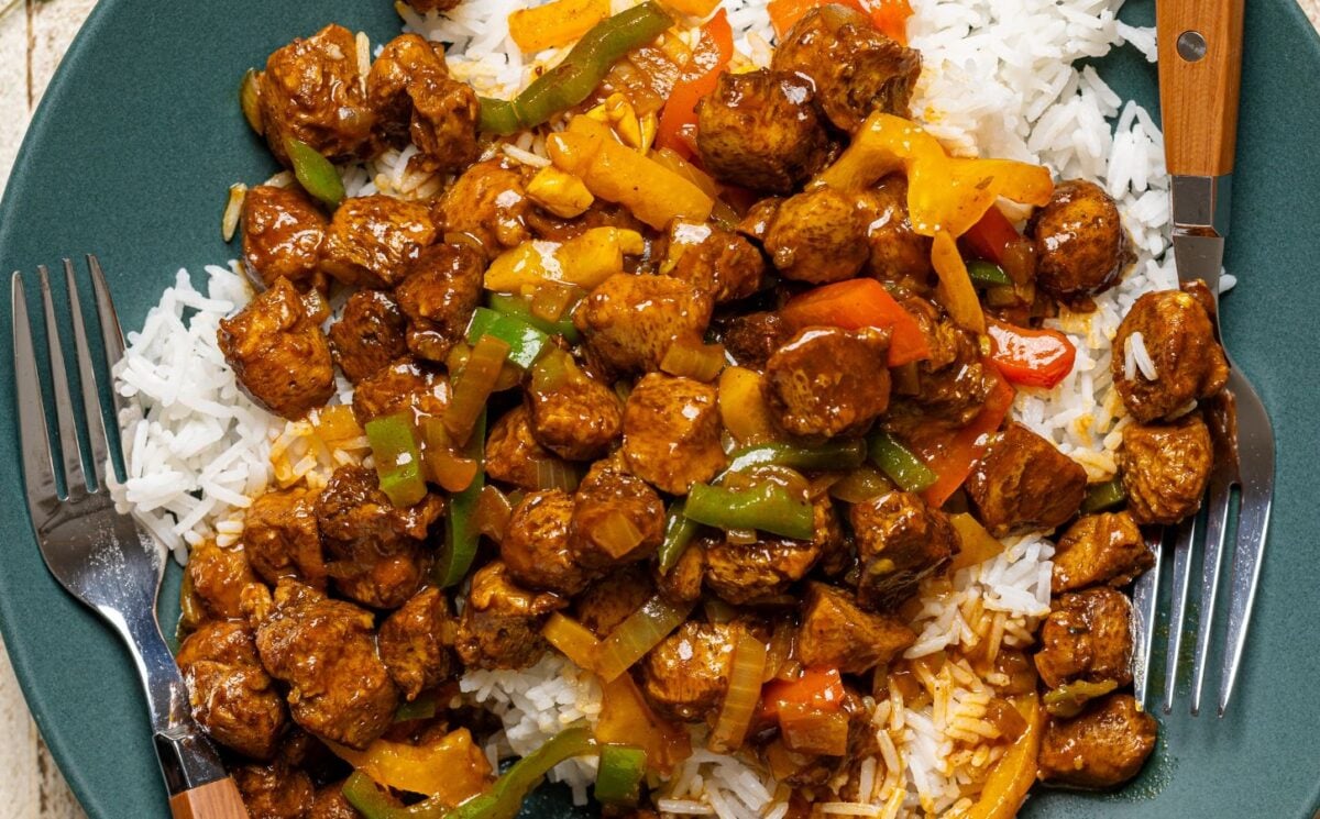 island gravy with veggie chunks made with bell pepper and soy chunks