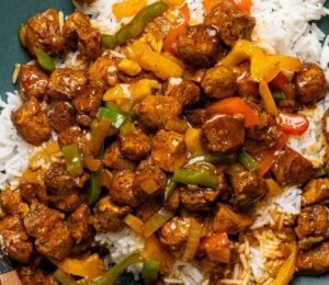 island gravy with veggie chunks made with bell pepper and soy chunks
