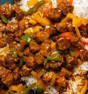island gravy with veggie chunks made with bell pepper and soy chunks
