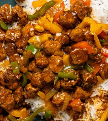 island gravy with veggie chunks made with bell pepper and soy chunks