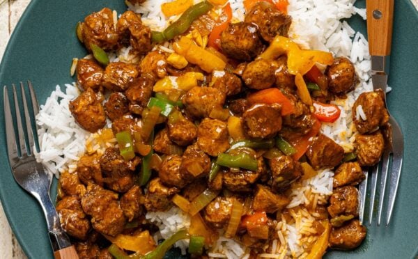 island gravy with veggie chunks made with bell pepper and soy chunks