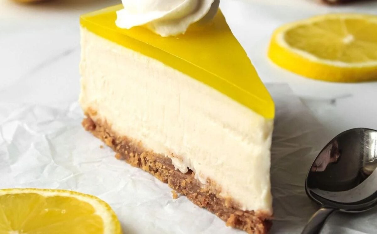 no-bake lemon cheesecake with digestive biscuit crust