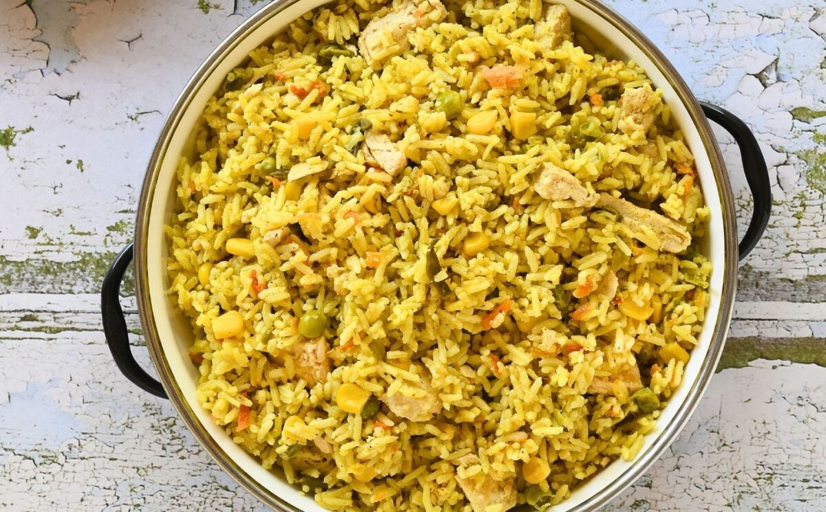 fluffy and golden quick vegan chickeny rice made in one pot