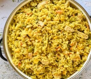 fluffy and golden quick vegan chickeny rice made in one pot