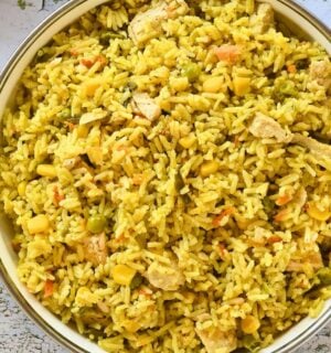 fluffy and golden quick vegan chickeny rice made in one pot