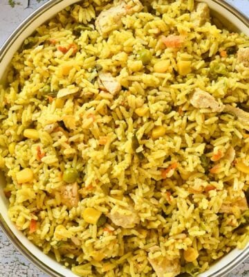 fluffy and golden quick vegan chickeny rice made in one pot