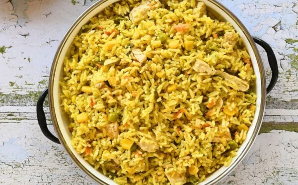 fluffy and golden quick vegan chickeny rice made in one pot