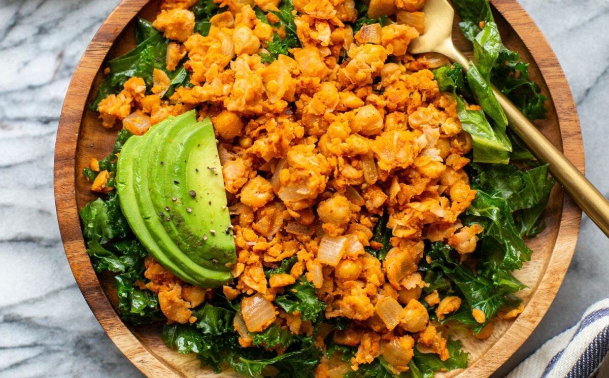 10-minute smashed chickpea scramble with avocado