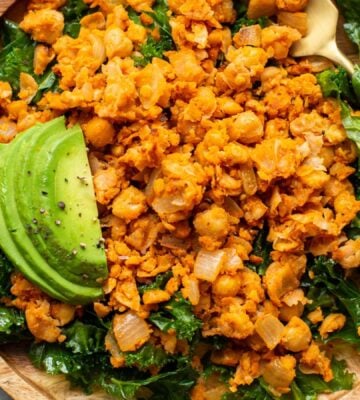 10-minute smashed chickpea scramble with avocado