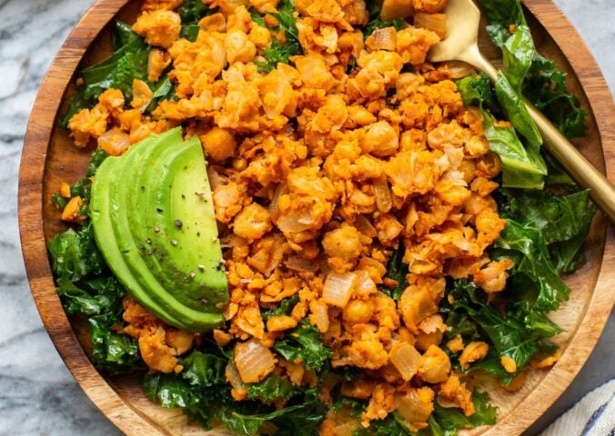 10-minute smashed chickpea scramble with avocado