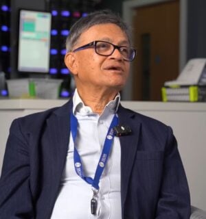 Photo shows Sigma Pharmaceuticals founder Dr Bharat Shah, in conversation with Plant Based News founder Klaus Mitchell about the healthcare industry, diet, and autoimmune diseases