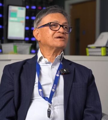 Photo shows Sigma Pharmaceuticals founder Dr Bharat Shah, in conversation with Plant Based News founder Klaus Mitchell about the healthcare industry, diet, and autoimmune diseases