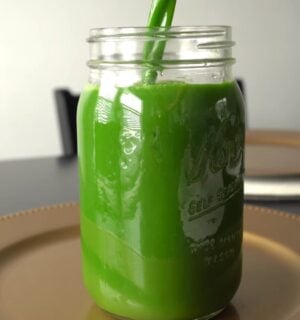 a mason jar of iron-rich green juice