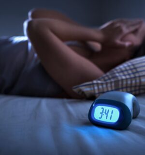 a woman struggling with insomnia relating to the link between diet and sleep