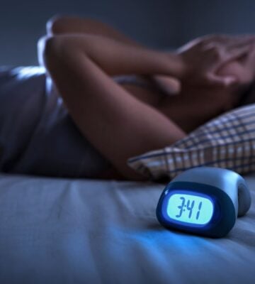 a woman struggling with insomnia relating to the link between diet and sleep