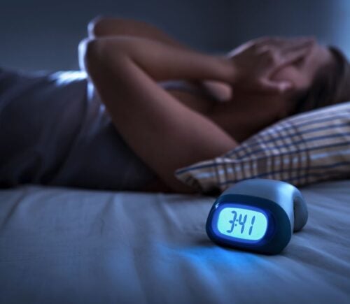 a woman struggling with insomnia relating to the link between diet and sleep