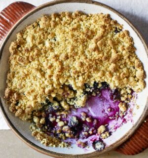 an easy vegan blueberry crumble with walnuts and maple syrup