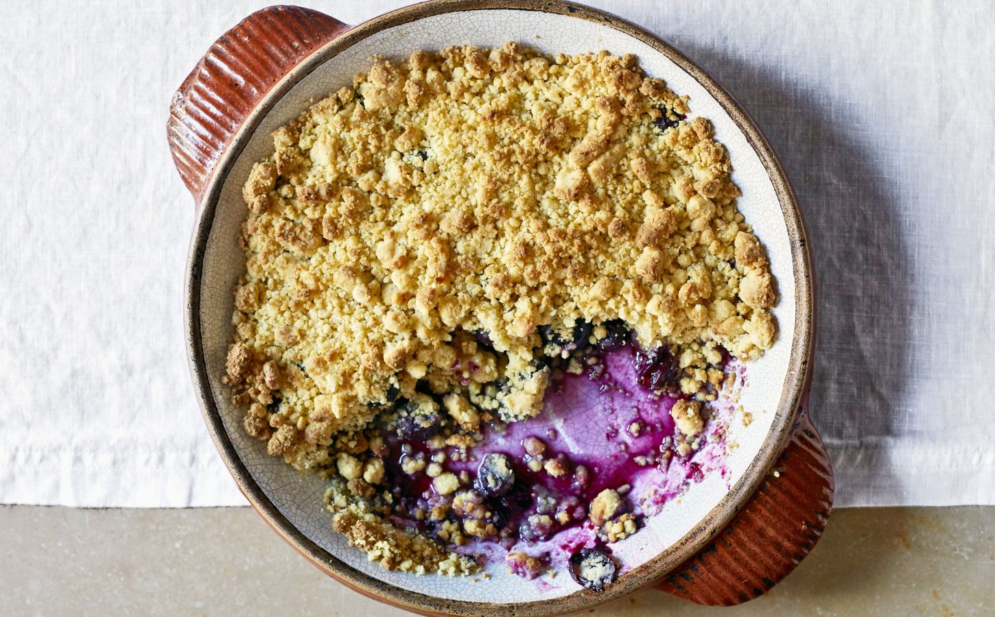 an easy vegan blueberry crumble with walnuts and maple syrup