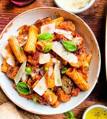 spicy tomato and sausage rigatoni with nutritional yeast and sundried tomatoes